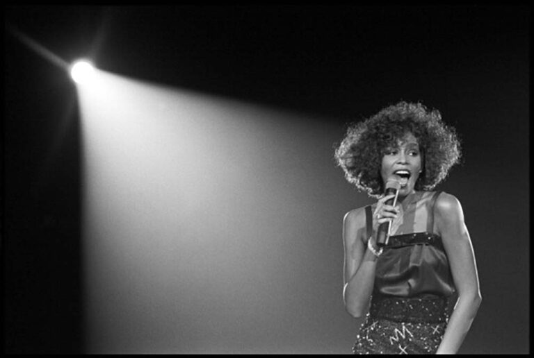 Whitney Houston se torna a primeira artista negra a ganhar 3 discos de diamante