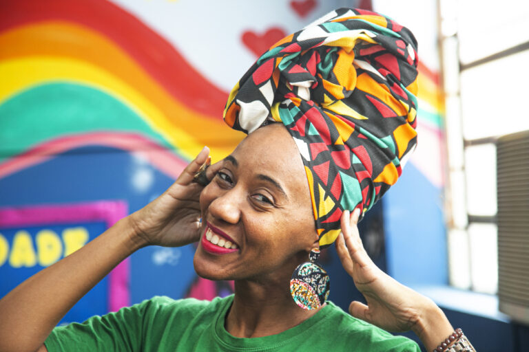 A Arte Gerando Renda promove aulas gratuitas de tranças afro, maquiagem, turbantes e mais