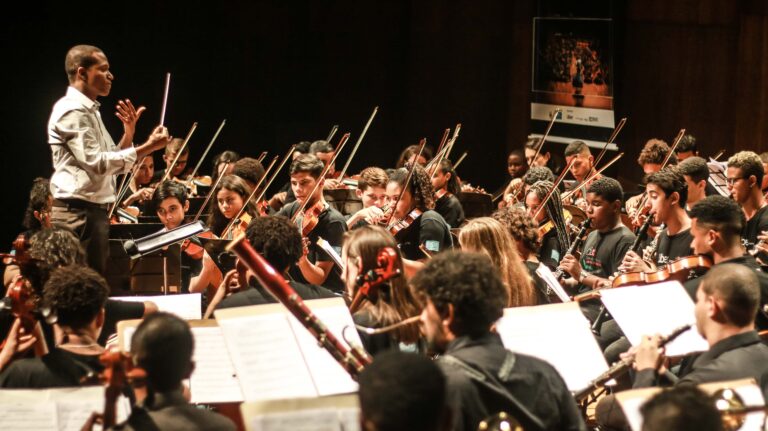 Orquestra Sinfônica Juvenil Carioca apresenta ópera ‘O Morro Canta Canudos’ com participação de Toni Garrido