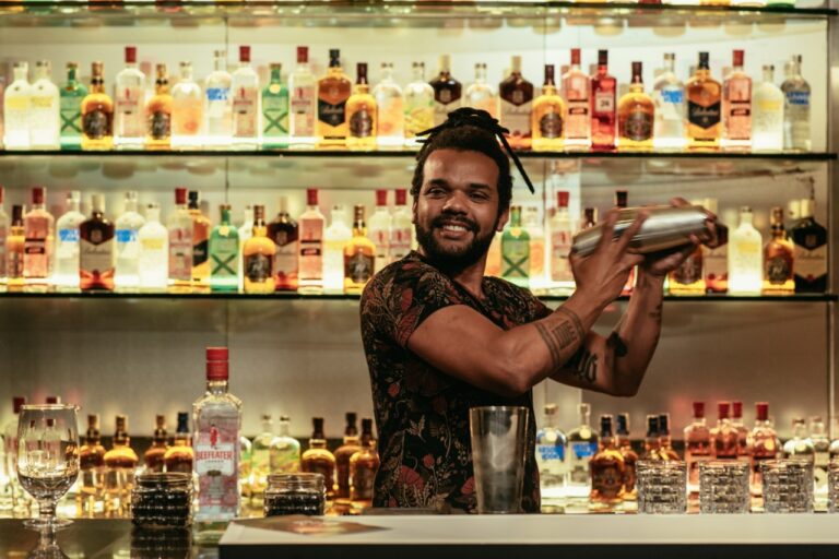 Leandro Santos desbanca concorrentes e é eleito o melhor bartender amador do país no “Bar Aberto”