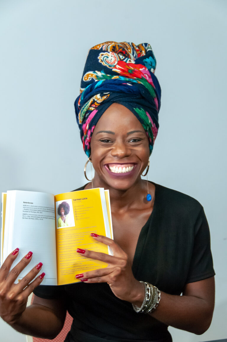 Jornalista Carmen Lúcia fala sobre ‘a importância de negros na comunicação’ em livro publicado por mulheres pretas