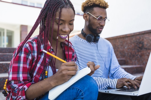 Bolsa para curso sobre educação financeira abre inscrições exclusivas para pessoas negras