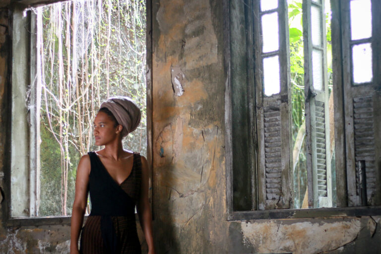 Protagonizado pela atriz Jéssica Barbosa, estreou hoje o espetáculo “em busca de Judith”