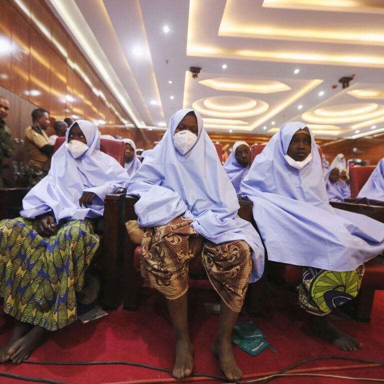 279 meninas sequestradas em uma escola da Nigéria são soltas e devolvidas ao governo do país