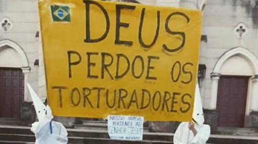 “Deus perdoe os torturadores” ato em apoio a Bolsonaro faz alusão a KKK