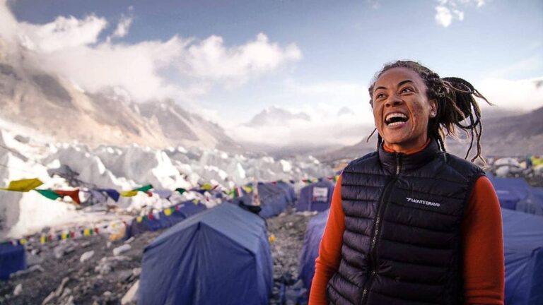 Brasileira Aretha Duarte é a primeira mulher negra latino-americana a chegar ao topo do Everest