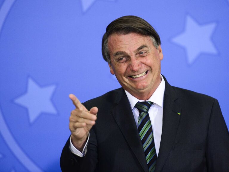 “Estou vendo uma barata”: Bolsonaro, em tom de piada, fala do cabelo Black Power de um dos seus apoiadores