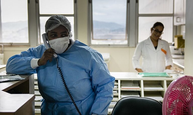 A cronicidade das condições de trabalho da enfermagem brasileira: realidades invisibilizadas e a participação das mulheres negras
