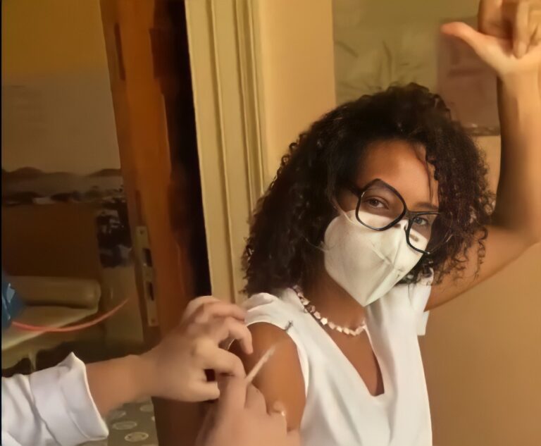 Taís Araújo é vacinada contra a covid-19