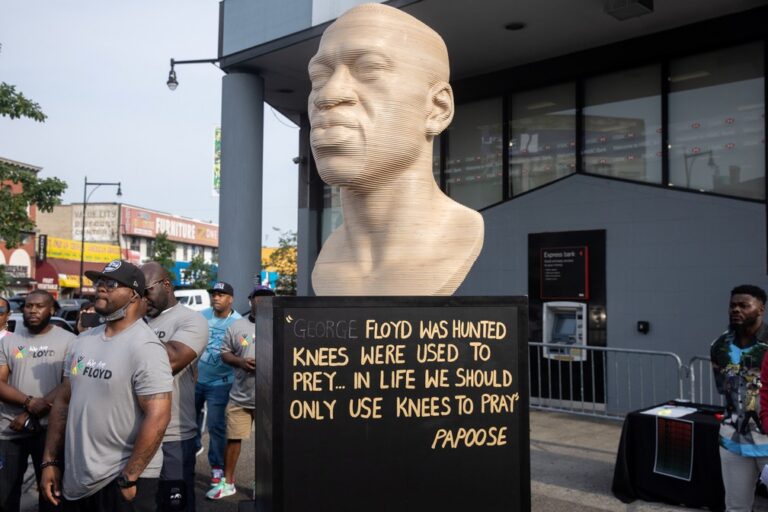 Estátua de George Floyd é pichada por grupo neonazista em Nova York