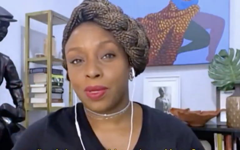 Para Chimamanda Ngozi Adichie, discussões sobre colorismo não podem tirar o foco do racismo