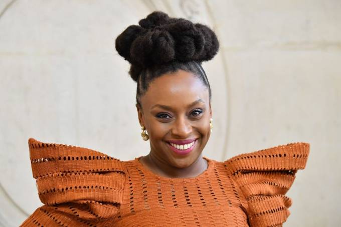Chimamanda Ngozi Adichie é a próxima convidada do Roda-Viva