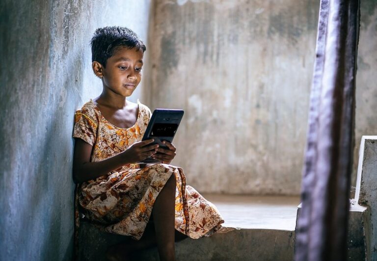 O brincar na favela: estudo mostra que com violência e COVID, eletrônicos são o passatempo principal na primeira infância