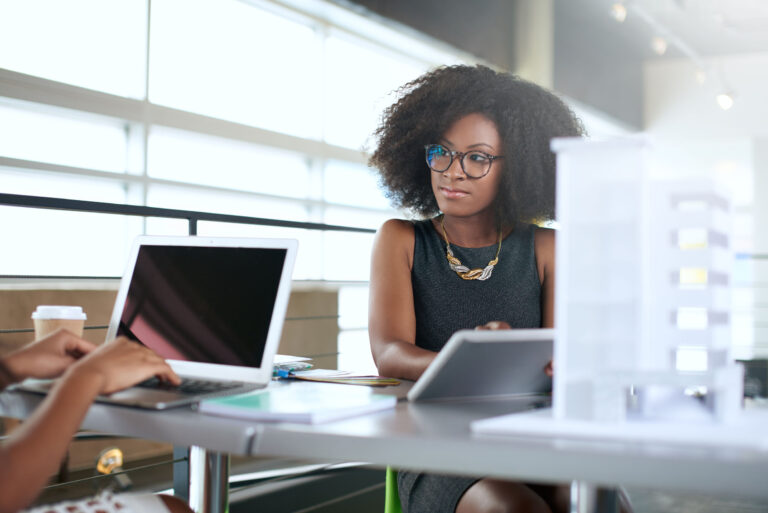 Grupo de 45 empresas se compromete a gerar 10 mil novas vagas de liderança para pessoas negras Grupo de 45 empresas se compromete a gerar 10 mil novas vagas de liderança para pessoas negras