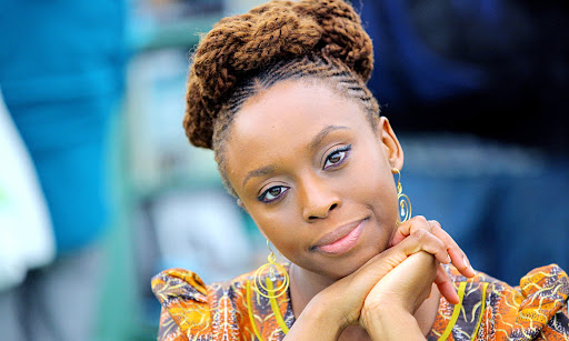 Chimamanda Adichie homenageia a mãe e critica o papel secundário das matriarcas em casamentos ocidentais