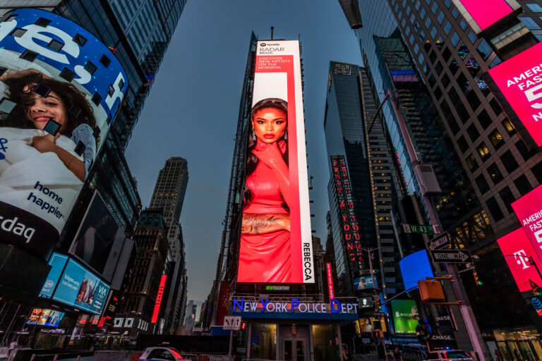 Com novo single e comemorando três anos de carreira, Mc Rebecca estampa a Times Square