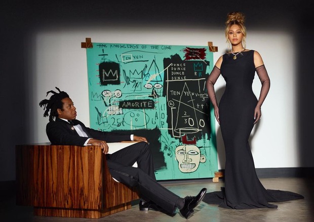 Ao lado de Jay-Z, Beyoncé posa com colar de R$ 161 milhões