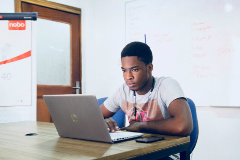 XP Inc. abre processo seletivo e pretende formar 120 alunos negros até 2022 em curso de programação
