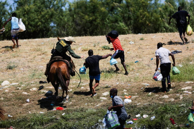 Montados a cavalo, agentes de fronteira nos EUA usam rédeas para ameaçar migrantes haitianos