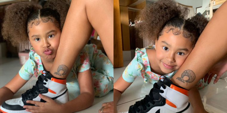 Amor marcado na pele: Pocah faz tatuagem em homenagem a filha Toya
