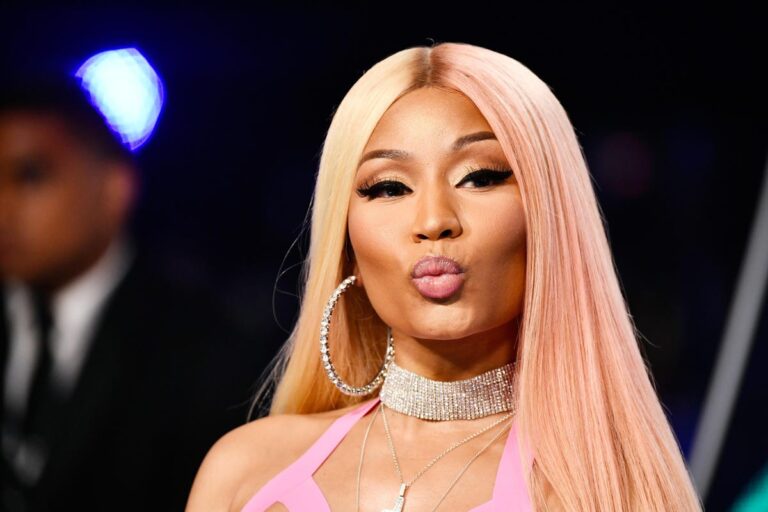 Nicki Minaj: Fãs protestam contra a vacinação em Atlanta e Casa Branca oferece ligação para tirar dúvidas da cantora