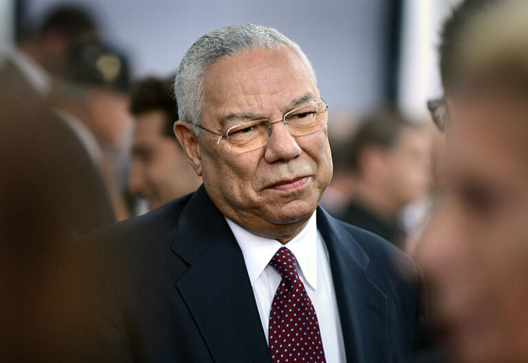 Colin Powell, primeiro negro secretário de Estado nos EUA, morre aos 84 anos de covid-19