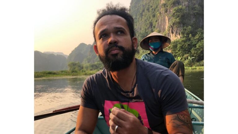 “Em qualquer lugar do mundo, toda vez que encontro algum preto, eu o saúdo”, diz Thiago Nascimento, estrategista de comunicação “Em qualquer lugar do mundo, toda vez que encontro algum preto, eu o saúdo”, diz Thiago Nascimento, estrategista de comunicação