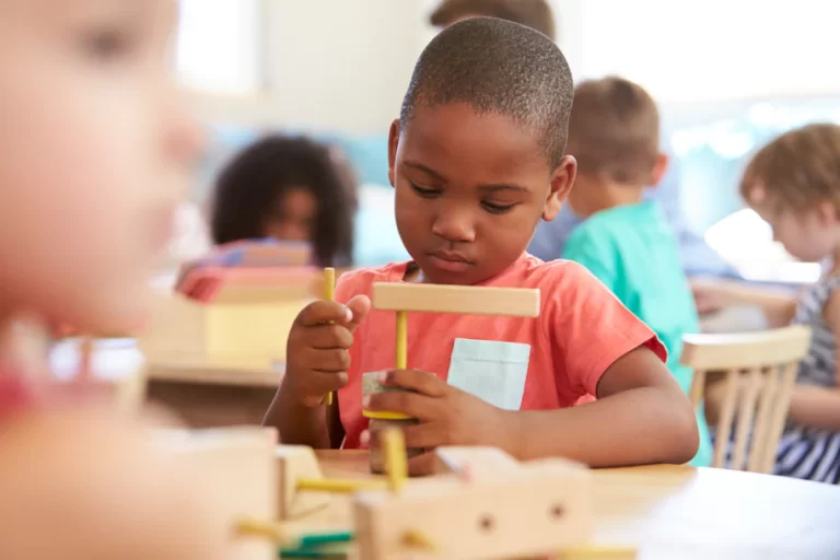 Estudo mostra como o racismo prejudica o desenvolvimento de crianças negras