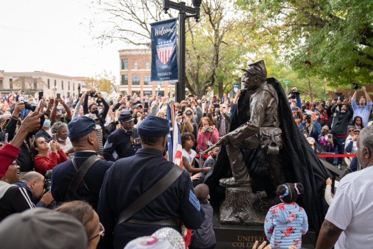 Símbolo racista, estátua de confederado é substituída por imagem de soldado negro nos EUA