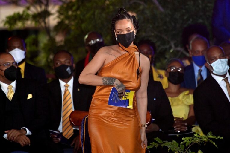 Rihanna é declarada heroína nacional de Barbados, que agora é uma república comandada por uma mulher negra