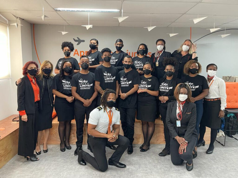 “Pretos que voam” : projeto contribuiu na formatura da primeira turma de comissários negros “Pretos que voam” : projeto contribuiu na formatura da primeira turma de comissários negros