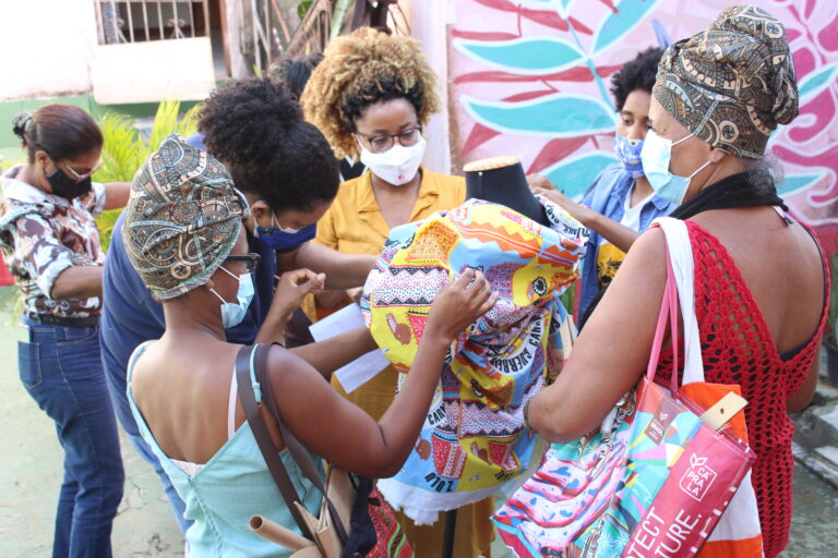 Instituto Oyá realiza desfile com peças produzidas por alunos do curso de moda, em Salvador