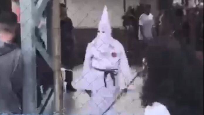 Professor circula com roupa de supremacista entre estudantes.