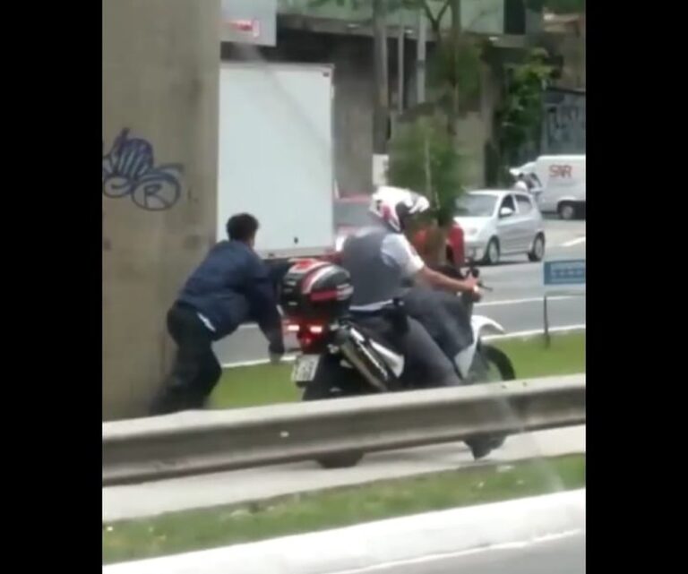 Vídeo mostra homem negro algemado a moto de PM em São Paulo