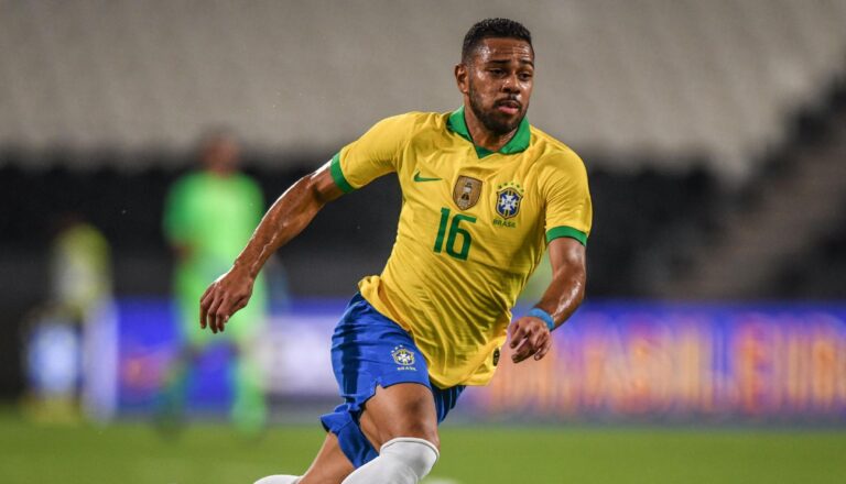 Renan Lodi perde vaga na Seleção Brasileira por não se vacinar, declara Tite