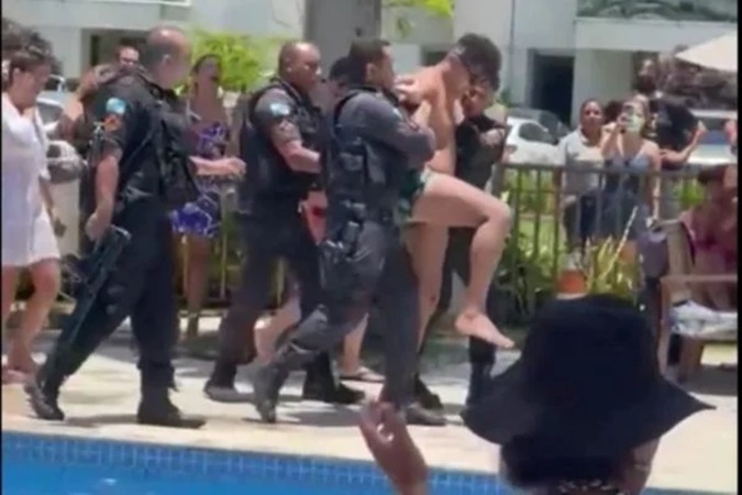 Acusado de racismo, presidente da Câmara de Embu das Artes é preso em piscina de condomínio