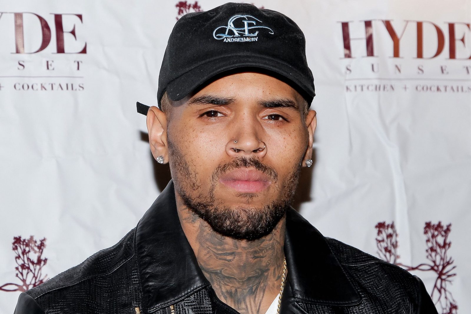 Chris Brown é acusado de drogar e violentar mulher nos Estados Unidos; cantor enfrenta processo