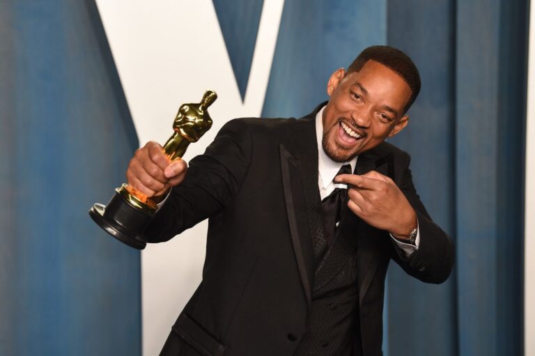 Após dar tapa em Chris Rock e vencer na categoria de Melhor Ator, Will Smith curte after party do Oscar