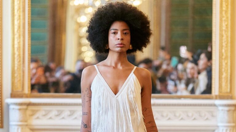 Modelo brasileira ganha passarelas da Paris Fashion Week com cabelo black