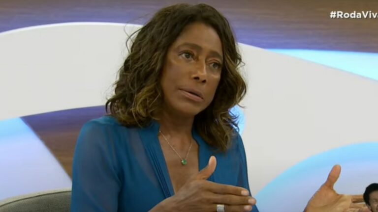 “Nada blinda o preto do racismo”, diz Glória Maria em entrevista ao Roda Viva
