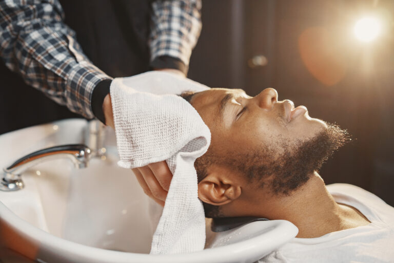 ”Bolinhas na pele” ao se barbear ou raspar a cabeça é mais comum em homens negros: entenda