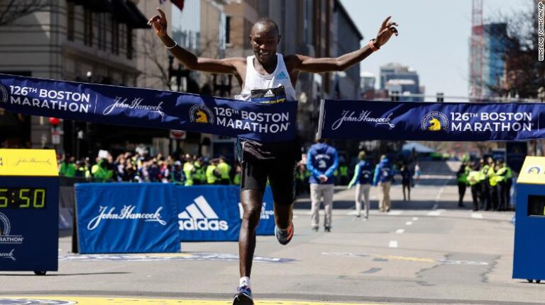 Quenianos dominam a maratona de Boston 2022