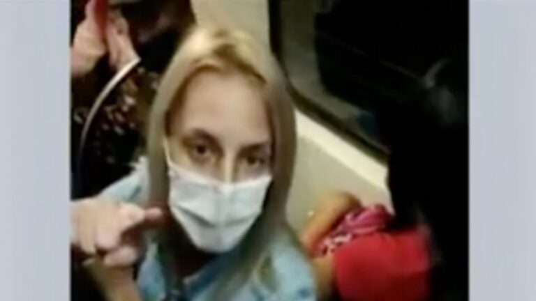 Passageiros se manifestam contra mulher no metrô de SP e a impedem de sair: “Racista!”