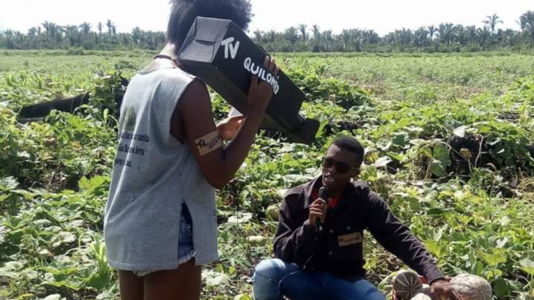 Tv Quilombo: a resistência das comunidades tradicionais com câmera de papelão, microfone de graveto e tripé de bambu