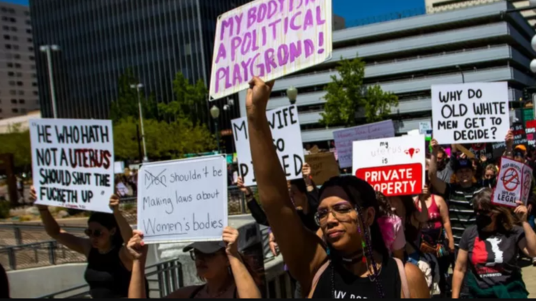 Suprema Corte dos EUA derruba direito legal ao aborto; decisão é retrocesso para mulheres negras e pobres