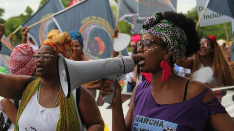 “Nem fome, nem tiro, nem Covid”:  no mês da Mulher Negra Latino Americana e Caribenha, ativistas negras protestam contra injustiças