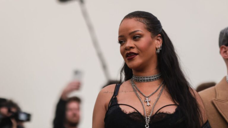 Anúncio de retorno de Rihanna à carreira musical quebra a internet