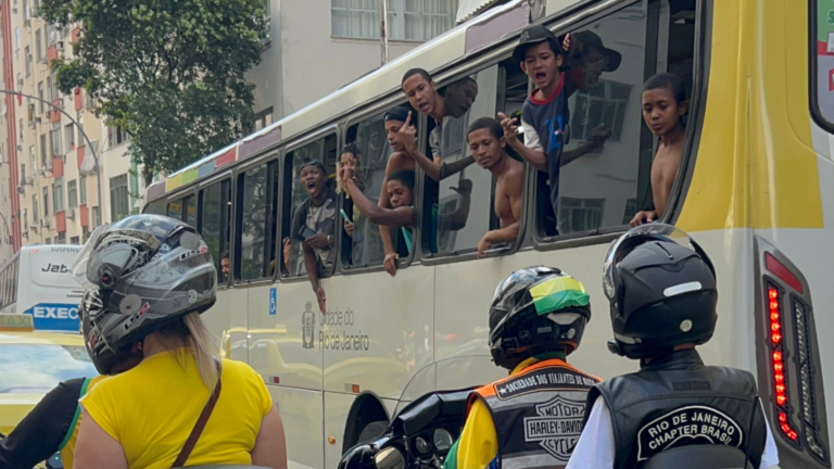 Jovens negros protestam contra a motociata de Bolsonaro e são revistados pela PM
