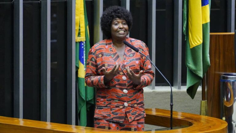 “Quilombo nos Parlamentos” elege 26 candidaturas negras; número não representa avanço de representatividade