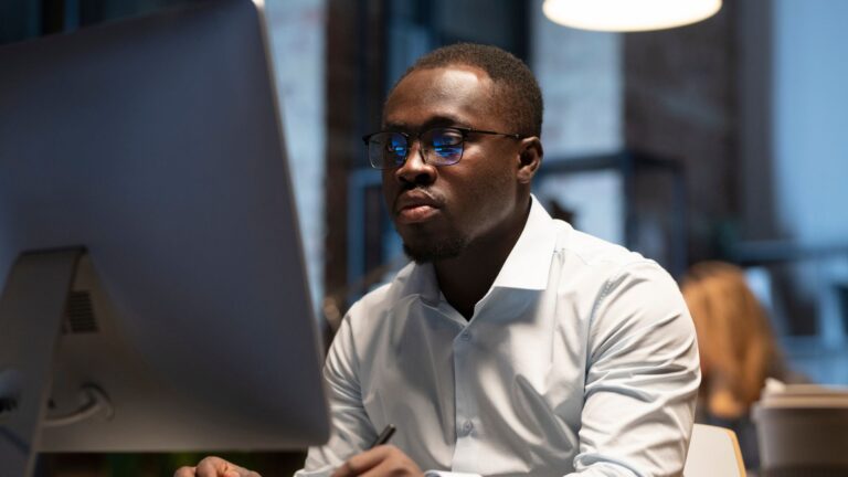 MOVER e Descomplica lançam 3 mil vagas para curso de tecnologia para pessoas negras MOVER e Descomplica lançam 3 mil vagas para curso de tecnologia para pessoas negras